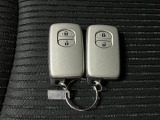 電子カードキーを携帯していれば、ドアハンドルやバックドアのリクエストスイッチを押すだけでドアの施錠・解錠が出来ます♪もちろん 遠隔操作も可能です!盗難防止のイモビライザー機能装備ですよ ☆