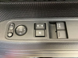 ハンドルの右側に電動格納付きパワーミラーの操作スイッチがついています。左右のサイドミラーの角度調節も微調整ができて便利です。パワーウインドウは運転席でドア2枚とも上下の操作ができるようになっています。