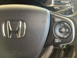 ハンドルにHondaセンシング系のクルーズコントロールやレーンキープアシストなどの操作スイッチが装備されています。ハンドルから手を離さず安全に操作できます。