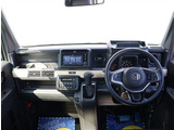 お車選びをお楽しみ頂けるよう、在庫車の展示スペースを十分に確保しております。