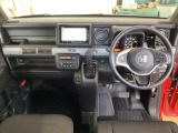 車内は光触媒抗菌消臭施工済です。インパネ周りはスタイリッシュなデザインです。グローブボックスやカップホルダーのほかにトレーなどたくさんの収納スペースが付いています。