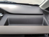 運転席正面のダッシュボード上部にも収納ポケットを備えます。