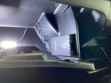 グローブBOX内のカードの取り出しもしやすい場所にETCがついています。高速道路の料金所の通過もラクラクです!。