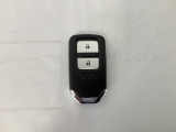 スマートキーを装備しています。鍵を差し込むことなくドアロックの開け閉めと、スタートボタン操作でのエンジンスタートができます。