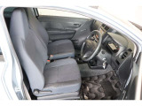 操作性に優れた運転席となります!小物入れや各ボタンの配置にこだわり、使いやすいです!座り心地もよく視認性も良好なのでロングドライブもお任せ下さい!