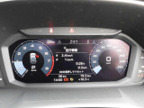 重厚感と安定感があり、同時にダイナミックさも備えるAudiの走り。機能やデザインが革新的なメーター。