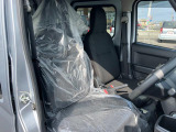 広々とした駐車場をご用意しておりますので、運転が苦手な方でもご安心ください。また、大型の屋根がございますので、雨に濡れることなくご移動できます。
