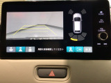 【バックカメラ】運転が苦手な方も車庫入れラクラクです!ギアをリバースに入れれば自動的に切り換わりますので、面倒な操作は不要です♪狭い駐車場もお車を傷つけず安心ですね!