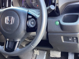 燃費を良くするECON、横滑りを防止するVSA等のスイッチは運転席の右側、手の届きやすい位置にあります。
