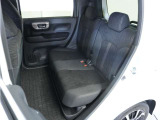 家族やご友人とBBQに行くとき、楽しさは道中の車内から始まっています!このベンチシートに座って、みんなで和気あいあい盛り上がりましょう!