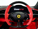 ステアリングホイールにはRosso Ferrariのレザーを使用。見た目だけでなく、上質な握り心地も魅力です。