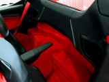 Rosso Ferrariの内装にBiancoのカラードステッチを施した空間は、視覚と感性に訴える上品な演出が施されています。