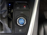 電気式4WDシステム(E-Four)を搭載。雪道などの滑りやすい路面でも安心して走行できます。