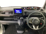車内は光触媒抗菌消臭施工済です。スタイリッシュなデザインで暖かみのあるインパネ周りを演出します。グローブボックスやカップホルダーのほかにトレーなどたくさんの収納スペースが装備されています。