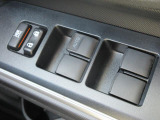 パワーウィンドウは運転席にオート機能が装備されております。ウィンドウロックも装備されているので、お子様と一緒の時も安心ですね。