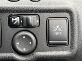 【電動格納ミラー】運転席のスイッチで、ドアミラーの開閉や角度の調整ができます。