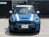 クラシック時代から受け継がれている丸目のライトやヘキサゴングリルはMINIの伝統的なデザインです。