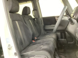 女性でも運転がしやすいように、シートの高さ調整機能(シートリフター)がついています。運転席と助手席の間が空いている為、助手席側への移動がスムーズです。交通量の多い道でも助手席側から乗り降りができます。