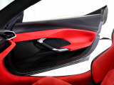 コクピットインサートやカラードステッチにRosso Ferrariを採用。シートや内装との統一感が高級感をさらに高めます。