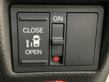 左側電動スライドドアは運転席からでも操作ができるように、ハンドル付近に開閉の操作スイッチが付いています。