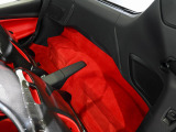 コクピットインサートやカラードステッチにRosso Ferrariを採用。シートや内装との統一感が高級感をさらに高めます。