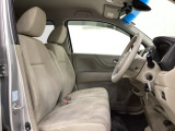 広い足元に肘掛けもついたゆったり座れるシートです。運転席と助手席の間が空いているため、助手席側への移動がスムーズです。交通量の多い道でも、助手席側から乗り降りができます。