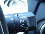 オートライト機能が装備されており暗い場所に入ると車両が検知しライトのON・OFFを自動的に切り替えてくれますので非常に便利な装備です♪