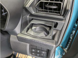 便利なカップホルダーを装備しています。 缶ジュースを開けて運転していると振動で倒れないかヒヤヒヤ、意外と置き場に困るもの。 意外に重要な装備ですね。