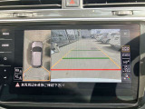 ◆苦手な人が多い駐車場での車庫入れや狭い道でも大丈夫です/クルマの前後左右にカメラを設置してモニターで表示してくれるため、運転席から見えにくい場所を映し出してドライブをサポートします◆