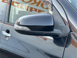 対向車や歩行者が認識しやすいサイドターンランプ付カラードドアミラー