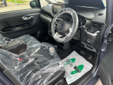 運転席はこちらです。プライベートな車内なのでリラックスできる空間を。