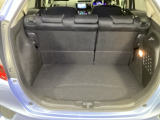 荷物の積み下ろしがスムーズな広々荷室。シートアレンジも簡単です。