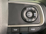【アダプティブクルーズコントロール】高速道路での長距離走行が楽に!!自動で速度を保つクルーズコントロールが、衝突軽減システムと連携し、前方の車両を感知して車間を保つように速度調節してくれます!!