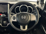 インテリアに合わせたデザインのステアリングは、運転される方のことも考え、運転しやすい形状、大きさです。是非一度、実際に触ってお確かめください。