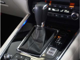 【シフトレバー】シフトもとても操作しやすいデザインになっております。運転する人の事を第一に考えた操作性の高い仕様です。
