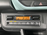 【オートエアコン】一度お好みの温度に設定すれば、車内の温度を検知し風量や温度を自動で調整。暑い…寒い…と何度もスイッチ操作をする必要はありません。快適な車内空間には必須の機能ですね♪