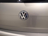 リアカメラがVWエンブレムに内蔵されています。ギアをリバースに入れると車両後方の映像が映しだされます。