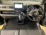 車内は光触媒抗菌消臭施工済です。スタイリッシュなデザインで暖かみのあるインパネ周りを演出します。グローブボックスやカップホルダーのほかにトレーなどたくさんの収納スペースが装備されています。