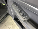 【電動格納ミラー】サイドミラーは電動格納式となっており、狭い駐車場でもキズがつくリスクを抑えられます。