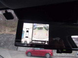 上から見下ろすような視点でスムース駐車をサポートしてくれるアラウンドビューモニター装備 ・映像はルームミラーに映ります。対応のナビに付け替える事でナビ画面に表示する事も可能です。
