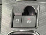 指先だけで簡単に操作が可能な電動パーキングブレーキを採用。「HOLD」スイッチを押すと、渋滞や信号待ちなどでブレーキペダルから足を離しても、ブレーキを保持するので安心です