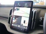 これまでのボルボではバックカメラと360°カメラの切り替え式でしたが、EX30ではディスプレイの広さを活かして同時表示されます