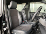 運転席まわりには十分なスペースがあり、大柄な方でもゆったり運転していただける環境です。