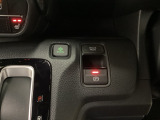セレクトレバーの右に電子制御パーキングブレーキがあります。スイッチひとつで、停車した地点の傾斜などをシステムが検知・判断してブレーキ力を自動的に最適制御し、しっかり停車できるパーキングシステムです。
