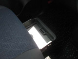 助手席下にも収納スペースあります☆コンパクトなのにたくさん収納があって助かります☆車検証を入れてる方も多い収納スペースです☆