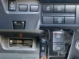 ☆電動パーキングブレーキ搭載です。オートブレーキホールドもついていますので信号待ちでブレーキを踏み続けなくていいから足が楽になります。
