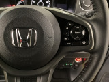 ハンドルにHondaセンシング系のクルーズコントロールやレーンキープアシストなどの操作スイッチが装備されています。ハンドルから手を離さず安全に操作できます。
