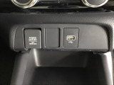 USB入力端子が運転席のすぐ手元にあり、スマホをケーブルでつないで音楽などを楽しめます