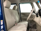 広い足元に肘掛けもついたゆったり座れるシートです。運転席と助手席の間が空いているため、助手席側への移動がスムーズです。交通量の多い道でも、助手席側から乗り降りができます。