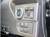 『1台』のお車に対して、3名体制で日々議論を重ね仕入れを行っております。